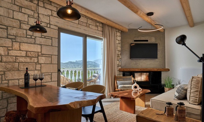 Plati Apartment | Apartment 'Villa 2' with Mountain View, Balcony and Wi-Fi