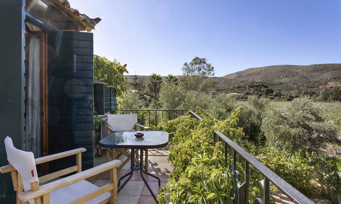 Limni Keri Apartment | Apartment 'Villa Alba' with Shared Pool, Balcony and Wi-Fi