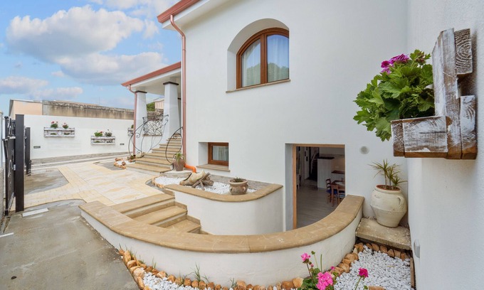 Sanluri Historic Centre House | Apartment 'Villa Fraisca Appartamento Iris' with Shared Garden, Wi-Fi and Air Conditioning