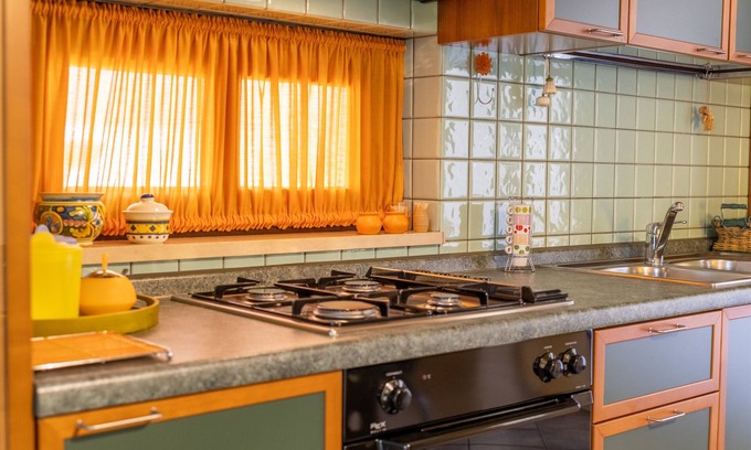 Comiso Apartment | Apartment 'Villa Sam' with Private Terrace, Wi-Fi and Air Conditioning