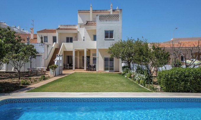 Burgau Apartment | Apartment Villas Brites nº1 with Shared Pool, Shared Garden, Terrace & Wi-Fi