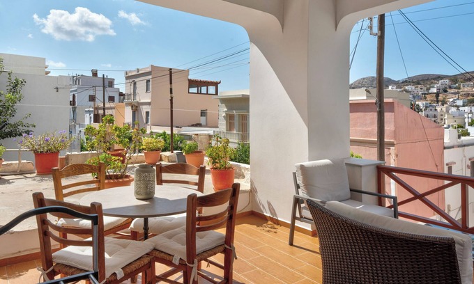 Ermoupoli Apartment | Apartment 'Voula' with Shared Terrace, Wi-Fi and Air Conditioning