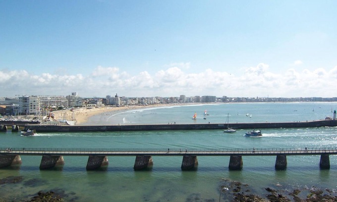 Les Sables d'Olonne Apartment | Apartment with canal view, garage and wifi