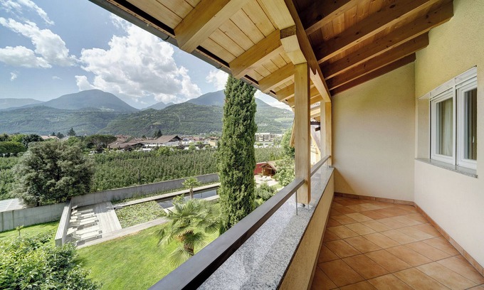 Lana Apartment | Apartment "Weinsepphof 7" with Mountain View, Pool, Wi-Fi, Garden & Balcony