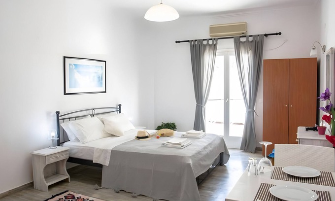 Kamari Apartment | Apartment 'White Wave Studio 1' with Sea View, Wi-Fi and Air Conditioning
