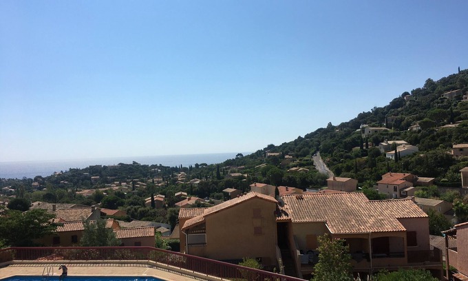Cavalaire-sur-Mer Condo | Apartment with 180° sea view and 12 m2 terrace