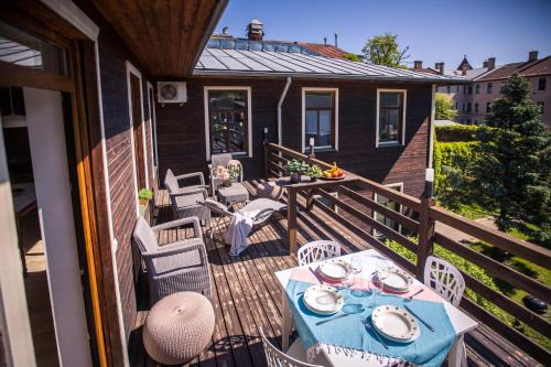 Agenskalns Apartment | Apartment with a terrace and a hot tub