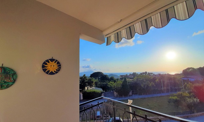 Licola Apartment | Apartment with a view of the sea, the mountain of Cuma and the island of Ischia.