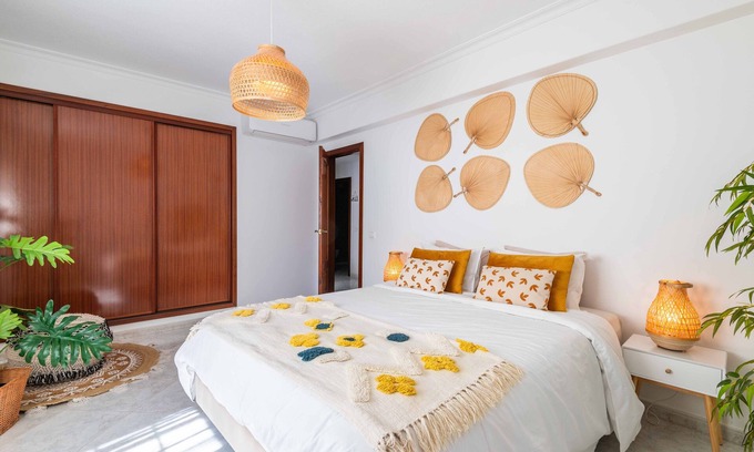 Armacao de Pera Apartment | Apartment with air conditioning, WiFi, Netflix, balcony and beach 3 minutes away