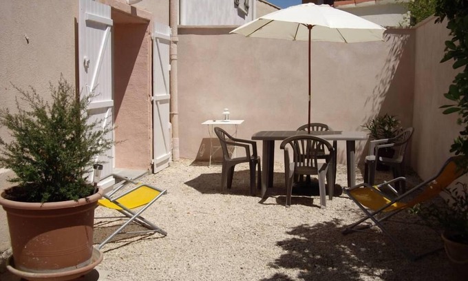 8th Arrondissement Apartment | Apartment with garden by the sea