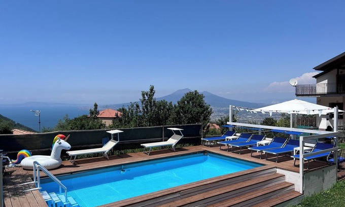 Piazza-Tralia-Pendolo Villa | Apartment with pool and breathtaking view of the Golfo di Napoli
