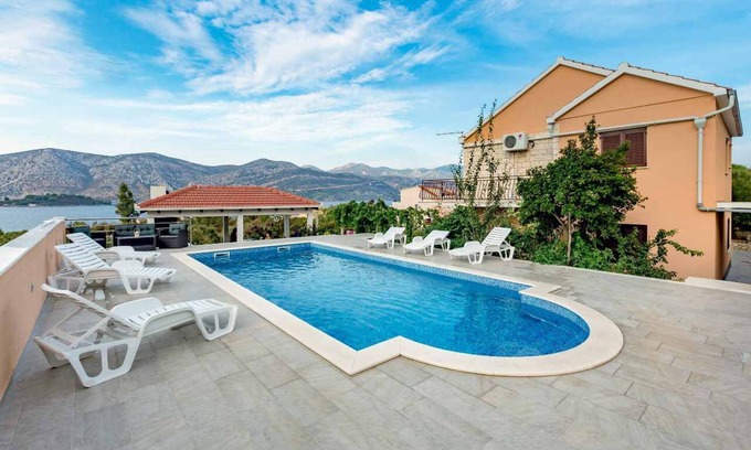Cove Tri Zala (Zrnovo) Apartment | Apartment with pool, Korcula island