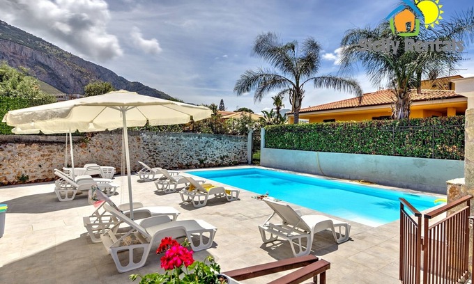 Capaci House | apartment with pool near the sea