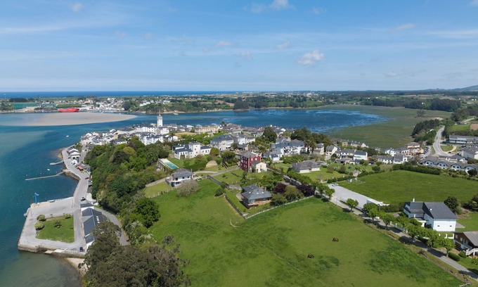 Figueras (Castropol) Apartment | Apartment with private garden and sea views on the coast of Asturias