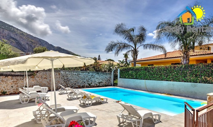 Capaci House | Apartment with swimming pool a few steps from the sea