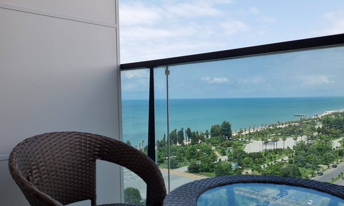 New Boulevard Apartment | Apartment with view of the sea and city 2