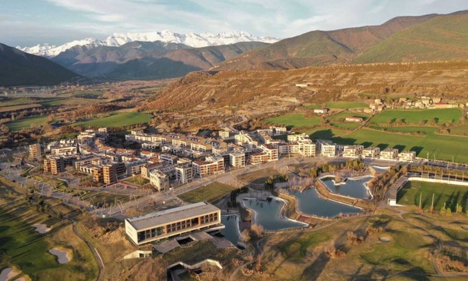 Abena Apartment | Apartment with views of the Pyrenees with free Wifi and Netflix