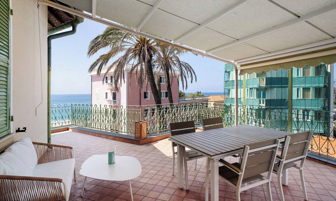 Bordighera House | Apartment 'Wonderful Flat By Sea Chez Monique' with Sea View, Private Terrace and Wi-Fi