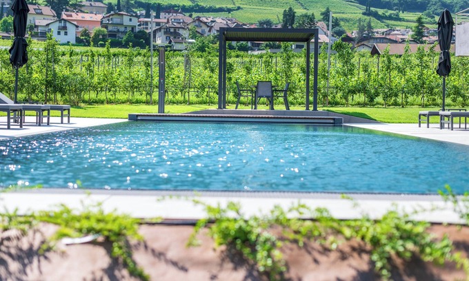 Tramin Apartment | Apartment Zwerger 'Parterre' with garden terrace, pool and large sunbathing lawn