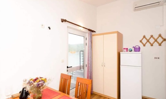 Putnikovic Apartment | Apartments Ereš Zuronja-One-Bedroom Apartment with Sea View 1