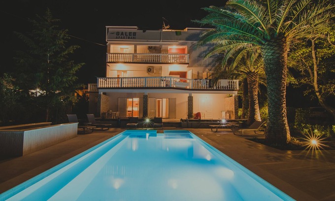 Zrce Apartment | Apartments for 12 with Pool and Terrace in City