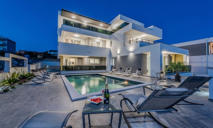 Novalja Apartment | Apartments for 24 with Pool
