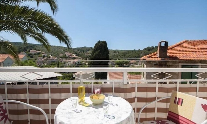 Splitska Apartment | Apartments Mira - One Bedroom Apartment with Balcony(A2)