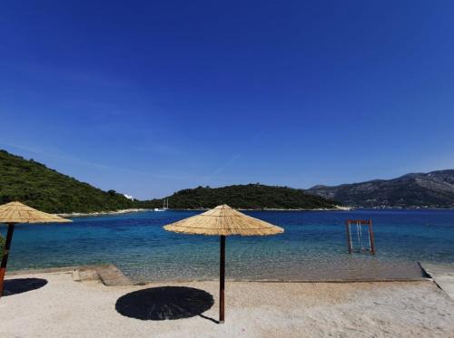 Cove Tri Zala (Zrnovo) Apartment | Apartments Pada