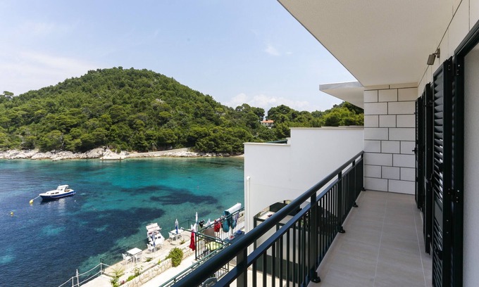 Saplunara Apartment | Apartments Posta - Deluxe One-Bedroom Apartment with Balcony and Sea View - Apartman 8