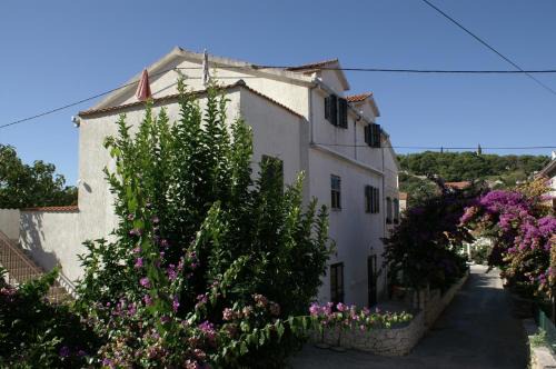 Sutivan Apartment | Apartments with a parking space Sutivan, Brac - 2842