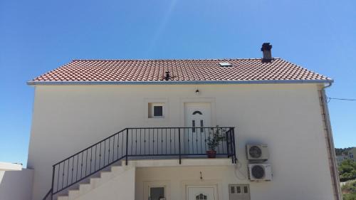 Sutivan Apartment | Apartments with a parking space Sutivan, Brac - 17750