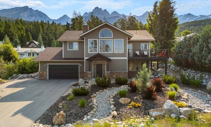 East Kootenay Apartment | Apex Adventures | Pool Table/Air Hockey | Fireplace