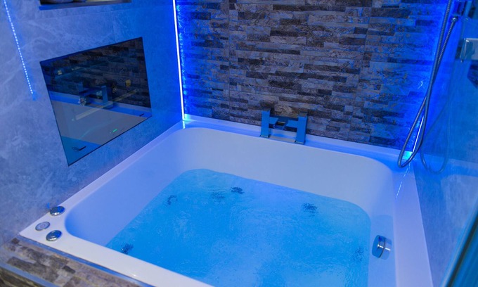 Huddersfield Apartment | Aphrodite Suites Imperial Suite Hot Tub Apartment