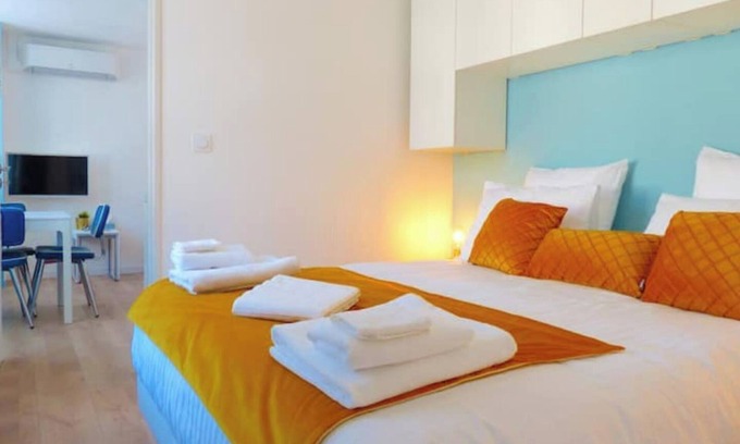 Lons-le-Saunier Apartment | App* 2/4 people "Pop" π βοΈ Air-conditioned with garden