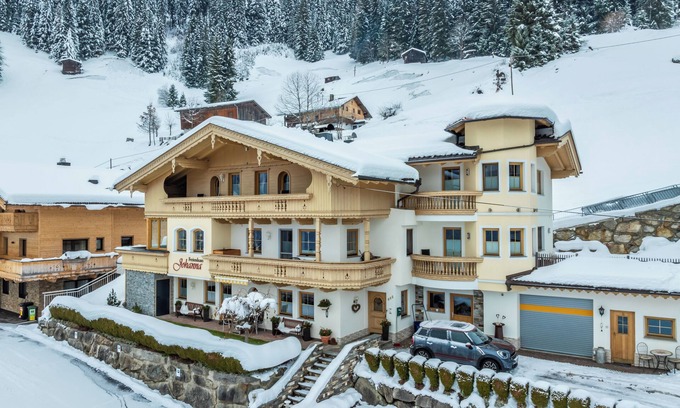 Hippach-Schwendberg Apartment | App. Sonnenschein in Ferienhaus Johanna in the Zillertal- close to the ski slopes and hiking area