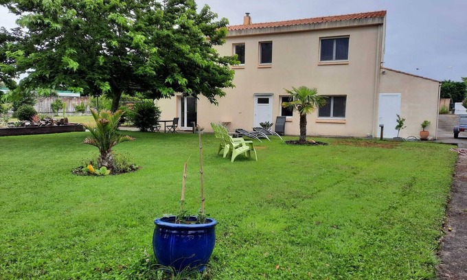 Olonne-sur-Mer Apartment | Appart. T2 garden level, near ocean, salt marshes and cycle paths