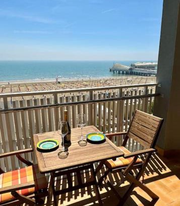 Lignano Sabbiadoro Apartment | Appartamento fronte mare con terrazzo e parcheggio privato