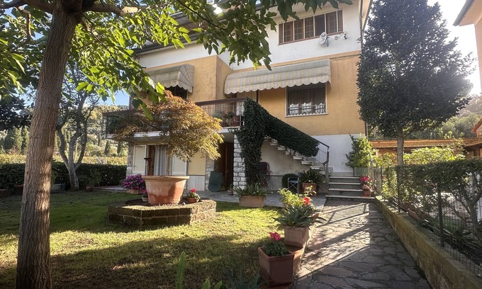 Massaciuccoli Apartment | Appartamento Raffaello in riva al lago con giardino e piscina