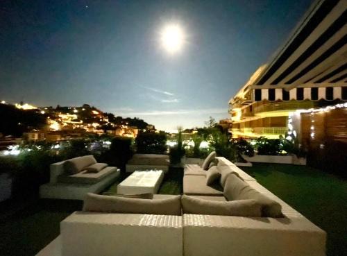 Rezza Apartment | Appartamento Rapallo Sky Garden Maria Jose Liguria - Attico vista mare - Terraces - 2 bagni- 2 Camera da Letto - Box, Wi-fi, Idromassaggio Free inteiro Attico per Voi, con Ascensore