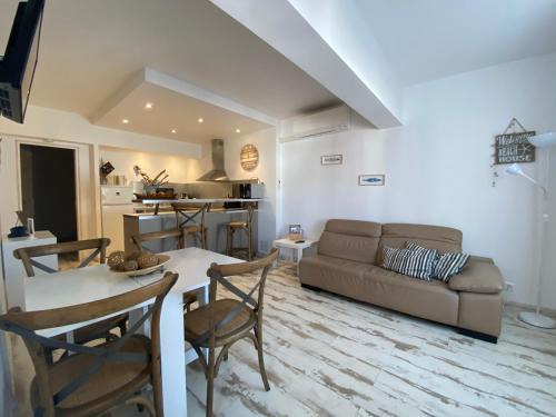Saintes-Maries-de-la-Mer Apartment | Appartement Le Méditerranéen à 300m de la plage et au centre des Saintes Maries de la Mer LOCAMARGUE