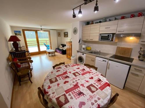 La Chapelle-d'Abondance Apartment | Appartement Spacieux de 3 Pièces avec Grande Terrasse et Accès Direct aux Pistes à La Chapelle-d'Abondance - FR-1-692-53