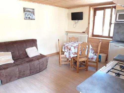 Albiez-le-Vieux Apartment | Appartement 2* au 1er étage d'une maison traditionnelle, central, près des pistes et commerces - FR-1-618-6