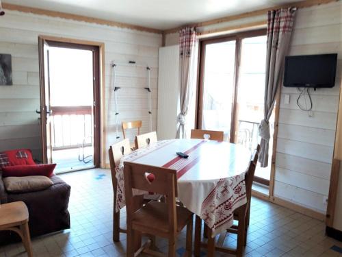 Albiez-le-Vieux Apartment | Appartement 2* spacieux en centre-village, proche commerces et pistes, idéal pour 5 personnes - FR-1-618-5