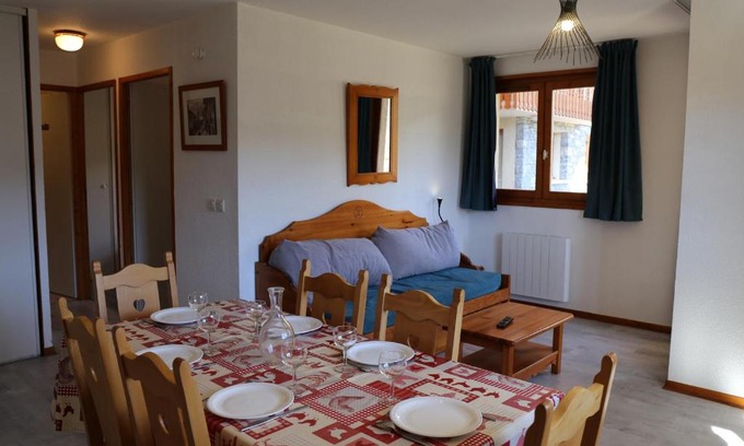 Aussois Apartment | Appartement calme à Aussois, proche navettes et piscine, avec terrasse et casier à ski - FR-1-508-115