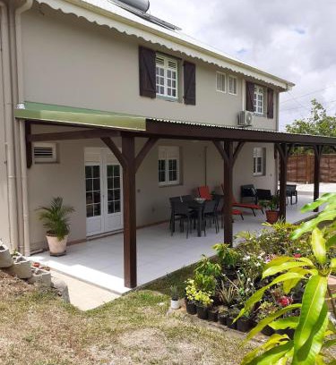 Saint-Esprit Apartment | Appartement charmant, Saint-Esprit, 40 m², vue sur la montagne.