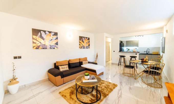 Schoelcher Apartment | Appartement de 2 chambres avec jardin clos et wifi a Schoelcher a 1 km de la plagetr