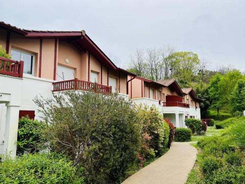 Cambo-les-Bains Apartment | Appartement F2 à Cambo-les-Bains avec piscine, proche thermes, terrasse et parking - FR-1-495-36