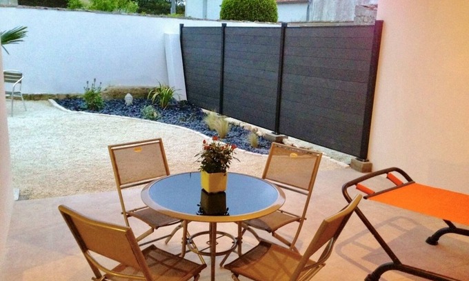 Dolus-d'Oleron Apartment | Appartement Lumineux Avec Cour Ensoleillée, un Havre de Paix Décoré Avec Soin !