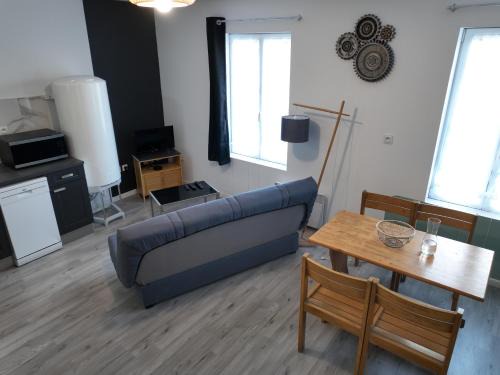 Valenciennes Apartment | Appartement lumineux de ville avec 2 places de parking privées intérieur