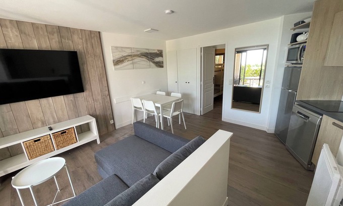 La Croix des Gardes Apartment | Appartement Meublé Avec Terrasse, vue mer et Accès Piscine